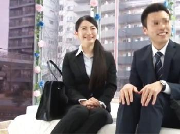 美女会社員がテンション上がって同僚男性とコンドーム非装着の膣内射精交尾