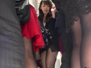 ミニスカート黒パンストの女性会社員を満員電車で痴漢しバック挿入
