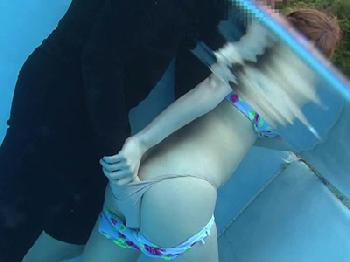 プールの水面下で痴漢されて性的凌辱されるビキニ美女