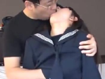 普段は品行方正な女子校生もプライベートでは中年男に顔面射精セックスさせられてますW