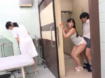 病院内でバレないようにひそかに性行為→精液ぶっかけ射精される童顔美少女