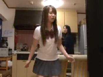 WIIやっててパンチラする妹にムラっときたので夜這い近親