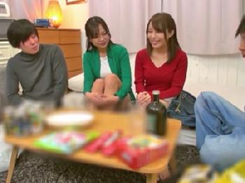 人妻になった元クラスメイトを自宅に招いて乱交SEX