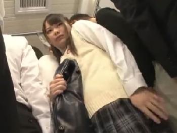 美少女女子校生が痴漢男に犯されて無慈悲な避妊具未装着で膣内射精