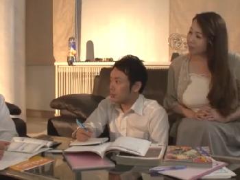 始めては友人のおふくろさん!!それが目的で何度も遊びに行って念願のお泊り!!