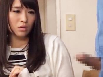 業者男にいきり勃ったペニス見せつけられてすんなりムラっときたムラっと興奮マダム