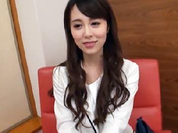 仕事終わりにナンパされた人妻会社員がデカすぎる他人棒にメロメロで狂乱オーガズム