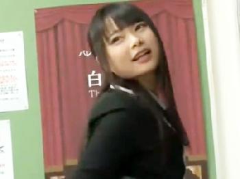 淫猥な女子校生が同級生を強引に官能的に誘い巨根を求める