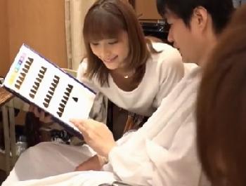 男との距離を意識させる小悪魔美容師→誰も見ていないところで性サービスに移る痴女