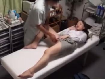 マッサージを受けに来た美女会社員が騙され挿入され潮吹きしながら絶頂