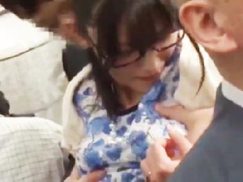 おとなしそうなメガネ女子こそ痴漢されて膣内で子種を爆射されるから気を付けて‥