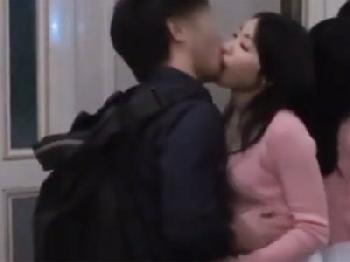 爆発寸前な性的欲望を堪え切れずに家に男を連れ込んで性行為する卑猥な美麗人妻