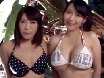 ナイトプールで巨乳素人2人組を上手く言いくるめて乱交開始→パイズリにゴム無し挿入に好き勝手し放題
