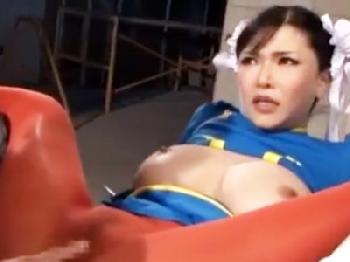 チャイナ服コスプレの女戦士が敵に囚われ監禁→服を剥ぎ取られ屈強な巨根でKOアクメW