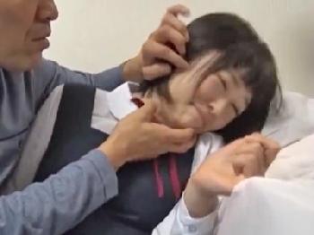 美少女女子校生の娘が嫌がっているのに強引に性行為するパパ