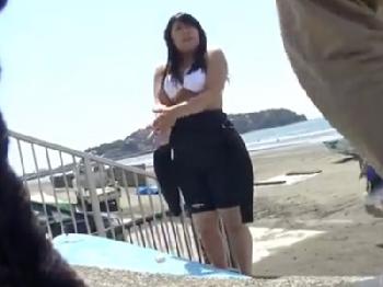 ナンパで釣れた日焼け跡くっきりな猥褻巨乳サーファーにオメコへ直接射精!!