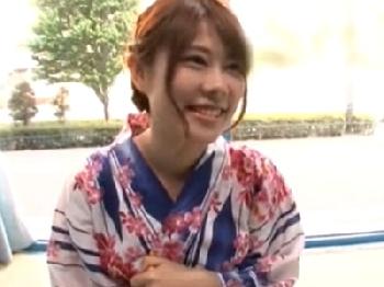 友人と花火大会へ向かう途中のギャルがひと夏の思い出に浴衣性交