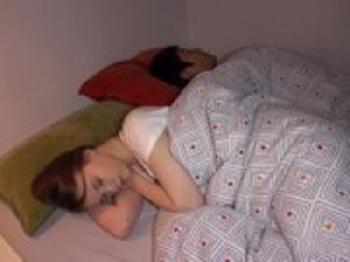 友だちのパイパン外国人嫁を夜這いして中出し