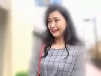 女を捨てきれなかった素人人妻がナンパされて上機嫌に密通性交