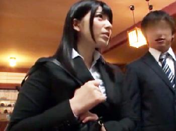 部下のはだけた浴衣に辛抱できずフル勃起!!夜這いしてがっつり中出し発射