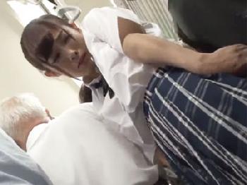 制服姿の美少女女子校生が変態痴漢男に囲まれての行為で涙目になりながら絶頂