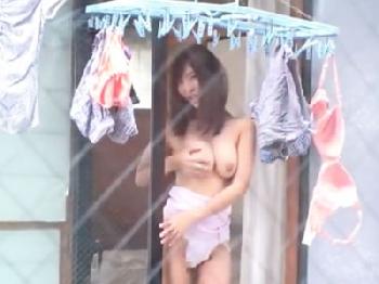 ガラス越しで半裸で色仕掛けしてくる痴女お姉さんに耐えきれずコンドーム非装着の膣内射精交尾