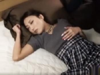 深酒で前後不覚になった人妻に忍び寄り脱がせてペニスハメ→容赦なしの中出し射精!!