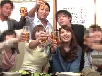 同窓会でテンション上がった巨乳人妻達がその場で中出し乱交