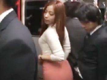 スカートが大きなケツに張り付いている美女会社員に欲情!!それに気付いた彼女は自らすり寄って来て‥W