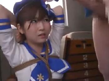 拘束されたコスプレ美少女が巨根を喉奥まで突きこまれて悶絶