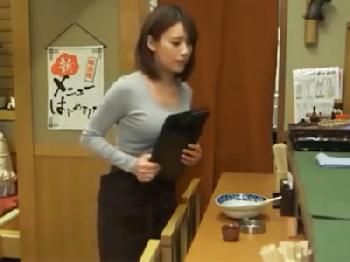 居酒屋の巨乳看板娘が性衝動に駆られた男に半ば強引に犯されるも歓喜の絶頂