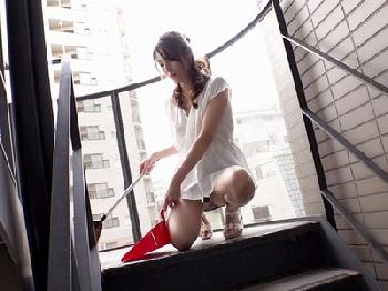 いつもノーブラ＆パンチラ!!窓全開でオナニーしてる猥褻マダムに性的興奮止められず寝取られSEX