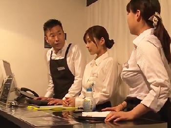 好きな人がいるのに可愛すぎて店長の性奴隷にされたネットカフェ店員