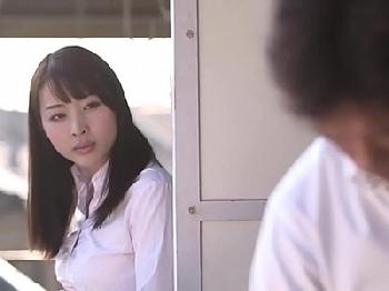 隣のナイスミドルな中年男性と浮気する人妻会社員