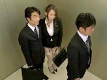 オフィスで性的なボディタッチをされるエロティック熟女会社員