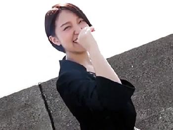 清楚に見えるけど実はビッチなショートヘアの美少女と顔面射精ハメ撮り!!