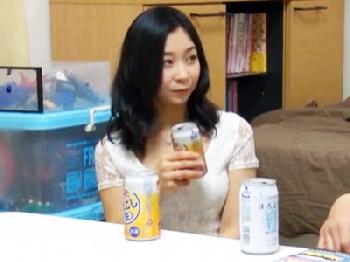 ヤリ部屋に連れ込んだ凄く綺麗な人妻を酔わせて寝取る様子を盗撮