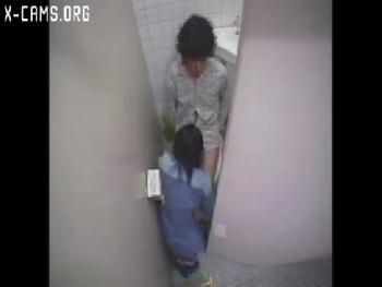 便所の痴女清掃員が男子便所でいきり勃ったペニスを咥えフェラチオ