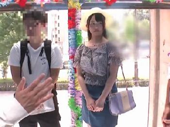 札束の魅力にすんなり陥落!!彼氏の目の前で元彼に中出し許すビッチ素人娘