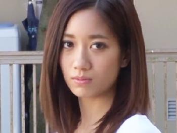 夫が出張に出かけた瞬間、若い男を連れ込んで性行為する不貞人妻