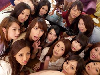 近所の人妻は性的欲望が暴走寸前!!ペニスを見ねだられ超ハーレム状態で中出し乱交セックス