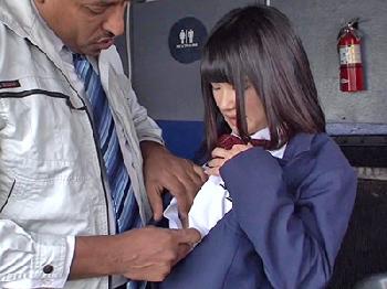 規格外の黒人巨根に気絶寸前で快楽頂点に達する美少女