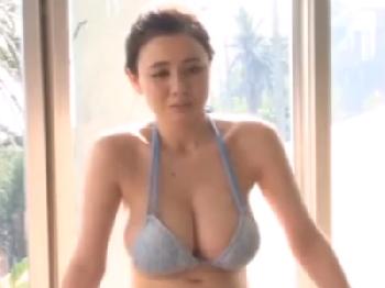 巨乳の水着美女が男を刺激的に誘い性的欲望を満たすW