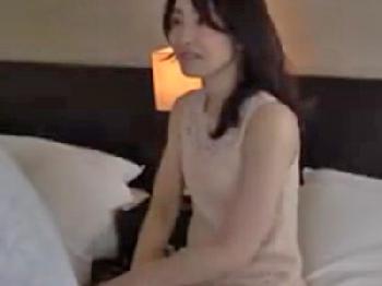 清楚に見えて初対面相手に中出し許す淫売人妻