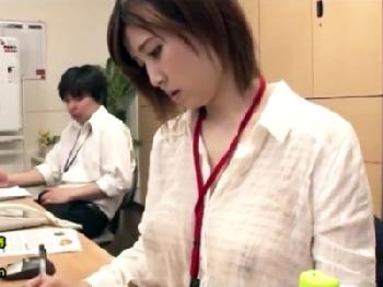 透け乳首に気付かず働く美女会社員→同僚に性的興奮され会社で性行為!!