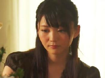 夫との結婚生活がうまくいかず元同僚を自宅に呼んで満たされない性的欲求を解消する若妻