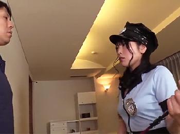 凛としたとても綺麗な女性警察官に網タイツ太腿コキでお仕置きされてマゾヒスティック男が昏倒射精