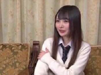 本当にドールと見間違う美少女とゴムなし膣内射精