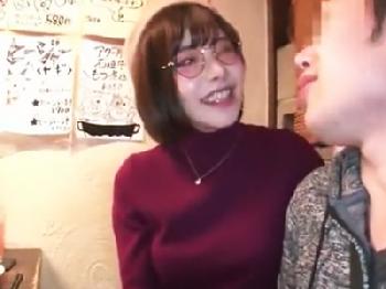 優等生そうな顔して初対面の男の肉棒を隠れて舐める淫奔なメガネ美女