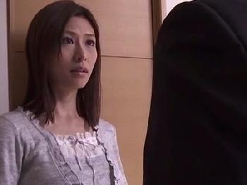 不動産屋を名乗る男に迫られ性的暴行を受けたとても綺麗な人妻